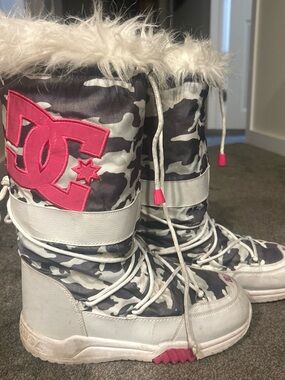 DC White & Gray Camo Snow Boots with Pink Logo